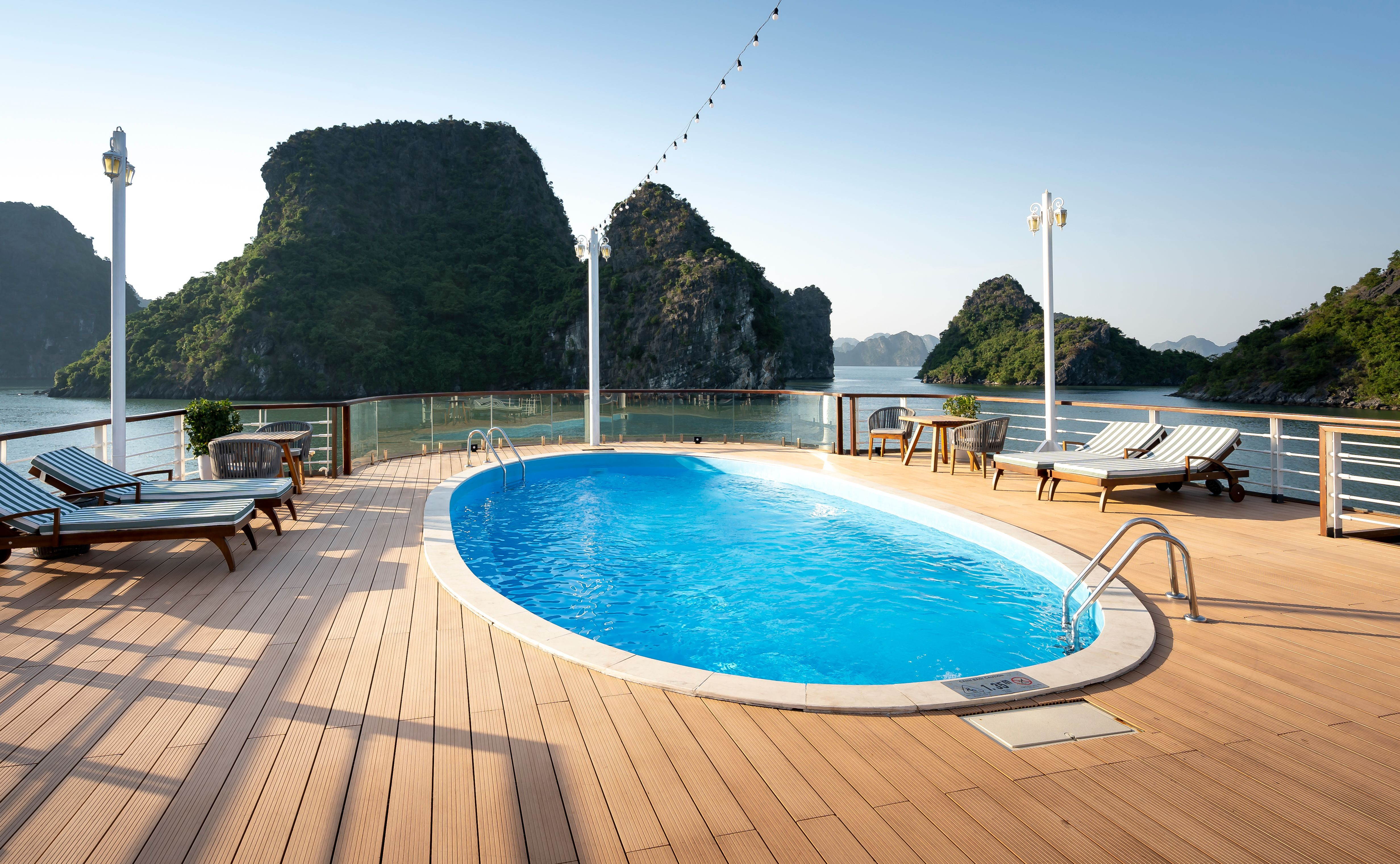 Pooldeck auf einem kleinen Luxuskreuzfahrtschiff mit Meerblick